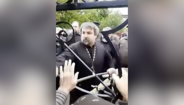 Τι διδάσκει ο ιερέας που σπάει τις πόρτες του ναού;