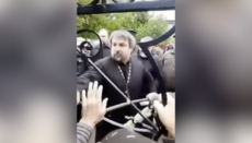 Чому вчить священник, який зламує двері храму?
