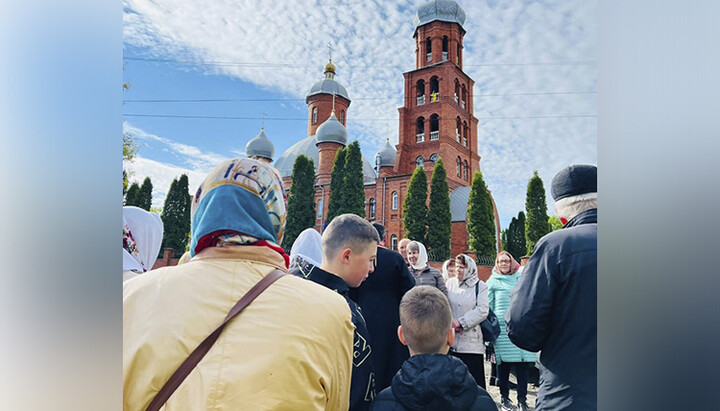 Parishioners of the Resurrection community in Krasyliv outside their seized church. Photo: UOJ