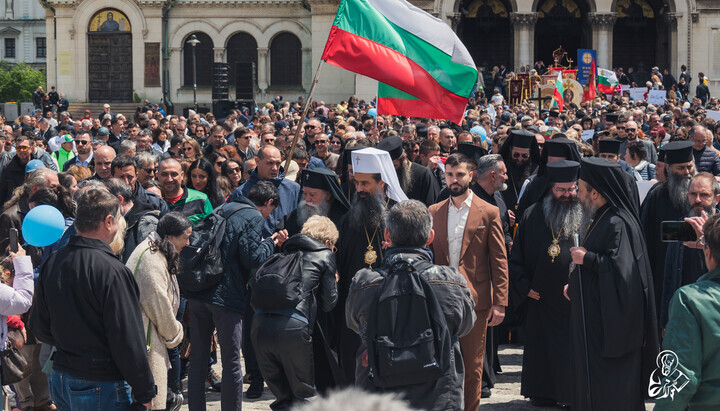 Thousands of Bulgarians take to streets to support "Virtues and Religion"