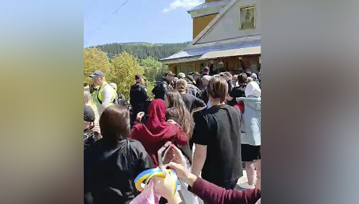 Police block parishioners from entering the church in Ust-Putyla. Photo: UOJ