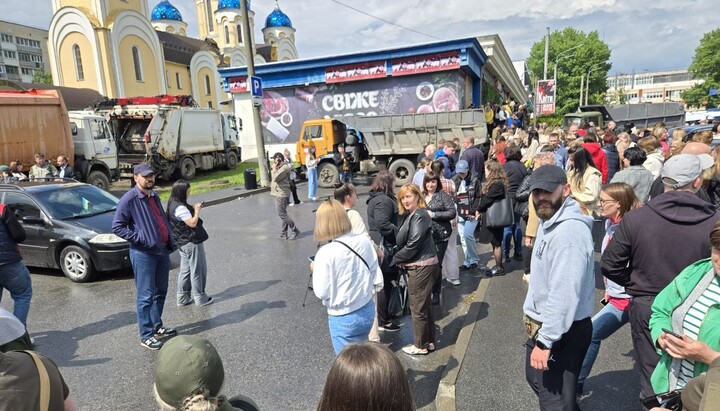 Мусоровозы у хмельницкого собора, где должен служить Митрополит Онуфрий. Фото: Тг-канал "Попік"