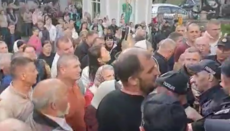 Οι πιστοί έξω από τον κατεχόμενο ναό στην Ούστ-Πουτίλα φωνάζουν: Είμαστε κατά της ΠЦУ!