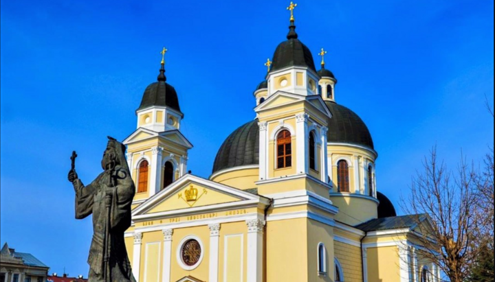 Свято-Духівський кафедральний собор УПЦ в Чернівцях. Фото: travels.in.ua