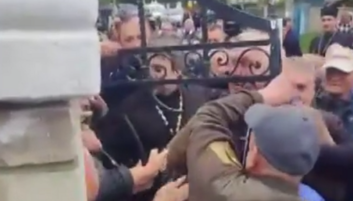 Захоплення храму УПЦ на честь Різдва Пресвятої Богородиці с. Заставна. Фото: Дозор