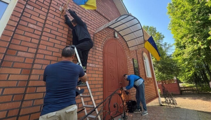 Activists cutting the locks on the UOC Church of St. Panteleimon. Photo: 1kr.ua