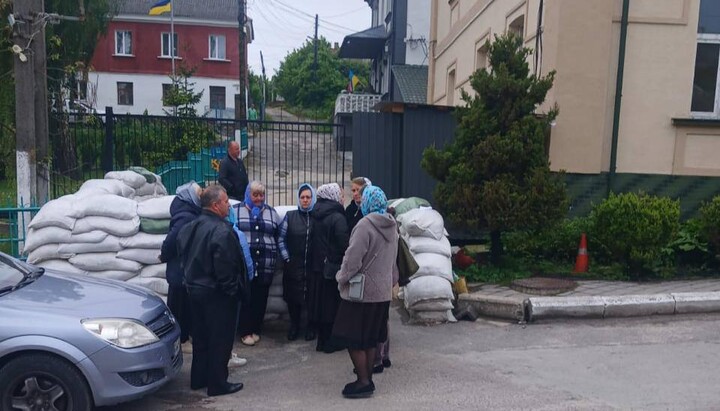 Верующие Свято-Троицкого прихода УПЦ с. Дружба под Кременецким ТЦК. Фото: Ровенская епархия