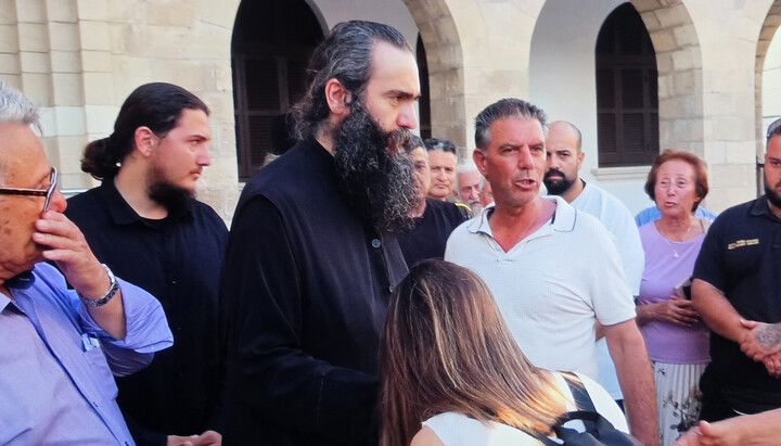 Μητροπολίτης Τιχίκος με τους πιστούς στη μητρόπολη Πάφου. Φωτογραφία: omegalive.com.cy