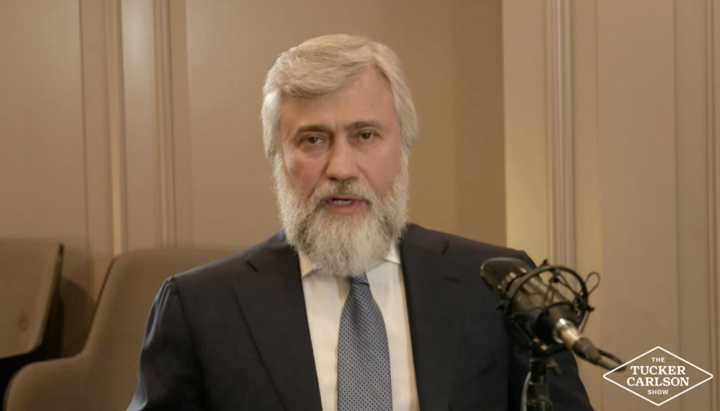 Интервью о. Вадима Новинского Такеру Карлсону. Фото: Ютуб-канал Карлсона