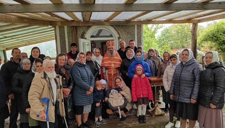 The UOC community of Sts Peter and Paul in Stari Broskivtsi. Photo: Facebook page “Faithful of the Chernivtsi-Bukovyna Eparchy of the UOC”