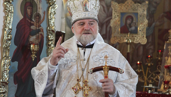 Иоанн Яременко с украденным посохом митрополита Феодосия. Фото: Фейсбук Черкасской епархии ПЦУ