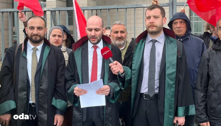 Μετά την υποβολή της δήλωσης, οι δικηγόροι πραγματοποίησαν συνέντευξη τύπου μπροστά από το κτίριο του δικαστηρίου στην Κωνσταντινούπολη. Φωτογραφία: ODAtv