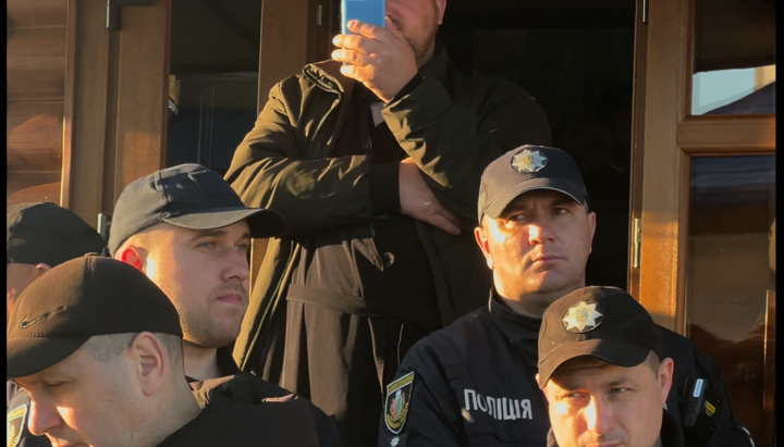The police are guarding the OCU raiders who broke into St. Elijah's Church of the UOC in Zabolottia. Photo: UOJ