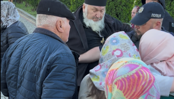 «Священник» Петро Андрійчук ногою вдарив парафіянку УПЦ в с. Заболоття. Фото: СПЖ