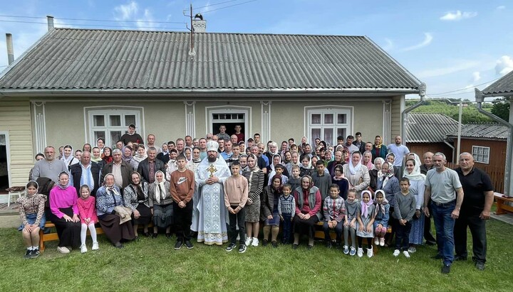 Persecuted UOC community in Zabolottia. Photo: Facebook page “Faithful of the Chernivtsi-Bukovyna Eparchy of the UOC”