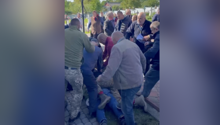 Στο Ζαμπολότγιε, οι στρατιωτικοί ιερείς, άνθρωποι με παραλλαγή, ξυλοκοπούν έναν από τους ενορίτες. Φωτογραφία: СПЖ