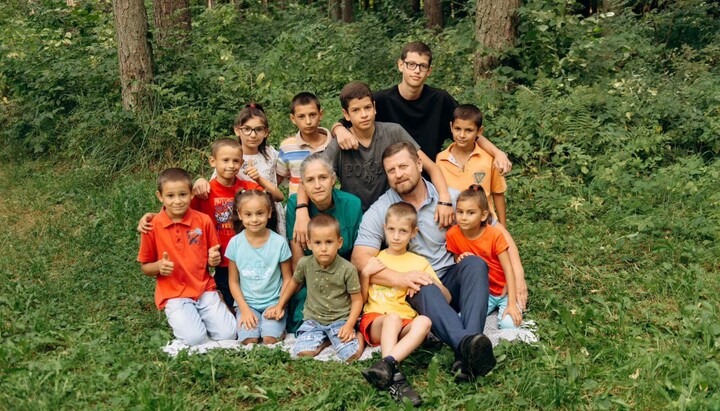 Сім'я Гаврилюк, у якої ПЦУ погрожує відібрати дітей. Фото: СПЖ