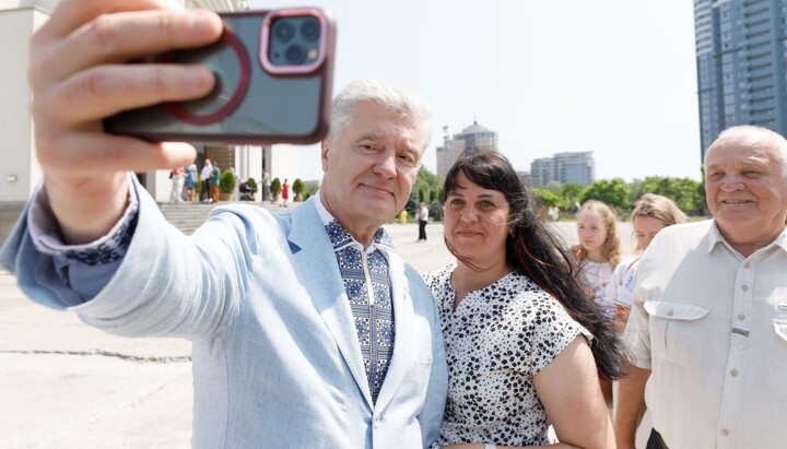Порошенко закликав до екстрадиції вірян УПЦ. Фото: Фейсбук Порошенка