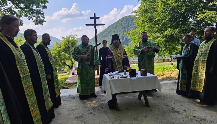 Prayer at the site of the future UOC church dedicated to the Life-Giving Trinity. Photo: Khust Eparchy