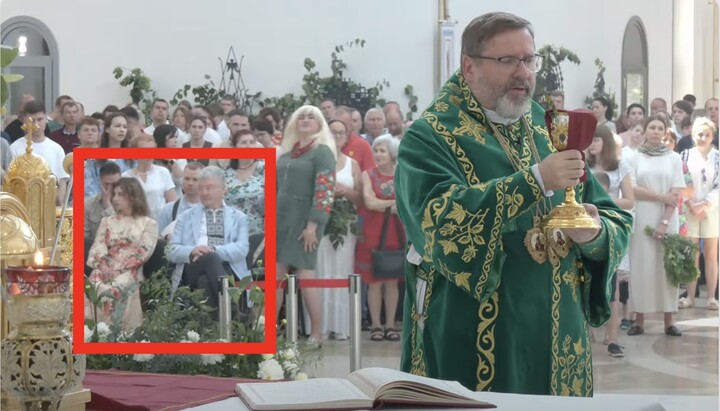 Порошенко сидить під час Причастя. Фото: скріншот ютуб-каналу «Живе телебачення»