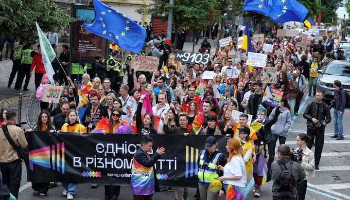 Παρέλαση ομοφυλοφίλων στο Κίεβο. Φωτογραφία: Γιαν Ντομπρόνοσοβ