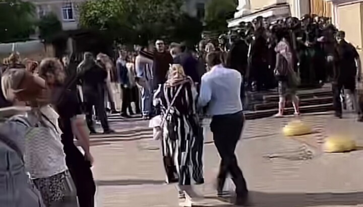 UOC believers breach cathedral perimeter in Chernivtsi. Photo: video screenshot