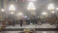 Віруючі УПЦ у Чернівцях вигнали рейдерів з кафедрального собору