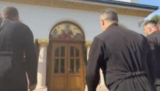 Ради хвилинного відеоролика клірики ПЦУ зламали огорожу храму УПЦ Чернівців
