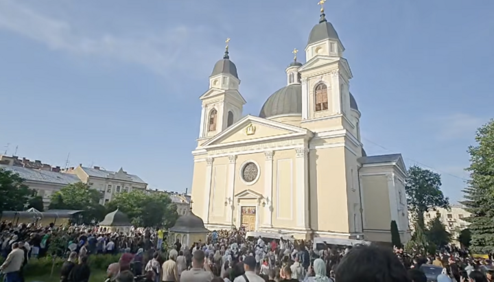 Віруючі УПЦ звільняють свій собор. Фото: "Вірні Чернівецько-Буковинської єпархії УПЦ"