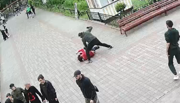OCU militants beating Fr. Roman, priest of the Chernivtsi Cathedral. Photo: UOJ