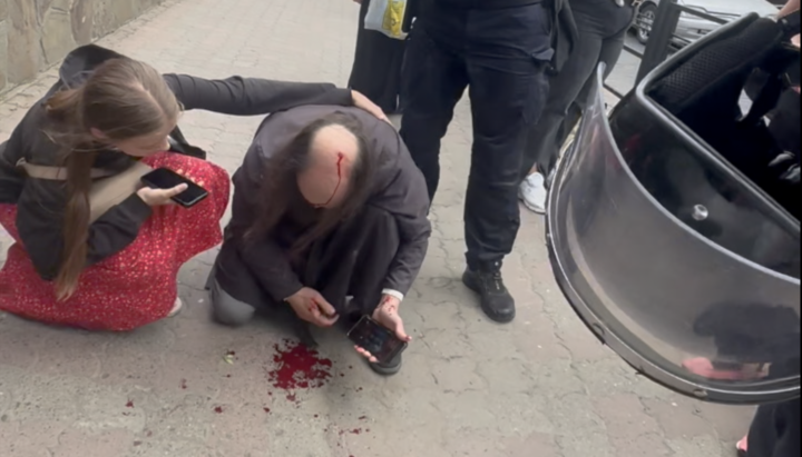 Бойовики ПЦУ розбили голову о. Віталію Гончарюку. Фото: СПЖ
