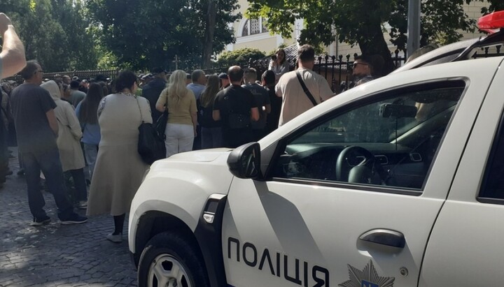 Поліція і віряни біля Свято-Духівського кафедрального собору в Чернівцях. Фото: Віталій Олійник