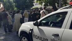 До поліції Чернівців надійшло понад 10 заяв про побиття і захоплення храму