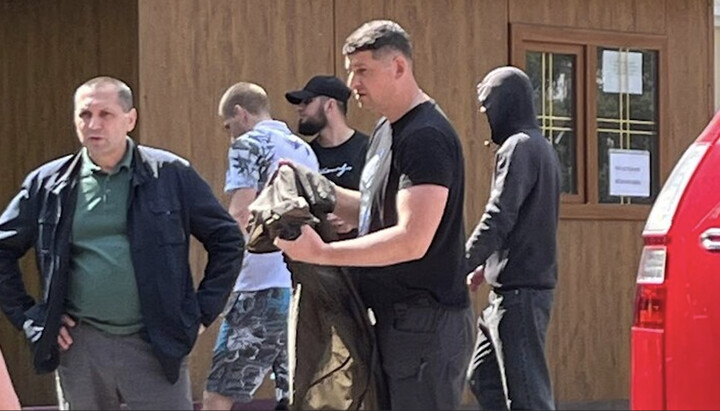 Kishlar surrounded by OCU militants during the cathedral seizure in Chernivtsi. Photo: UOJ