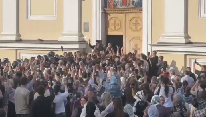 Прихожани УПЦ після звільнення свого собору від бойовиків ПЦУ. Фото: СПЖ