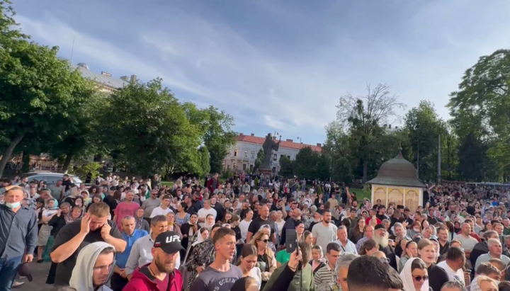 Прихожани УПЦ після звільнення свого собору від бойовиків ПЦУ. Фото: СПЖ