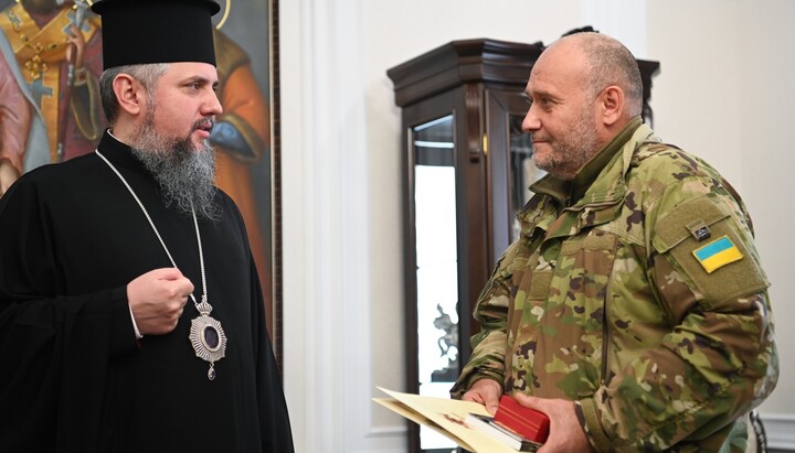 Думенко нагороджує Яроша. Фото: ПЦУ