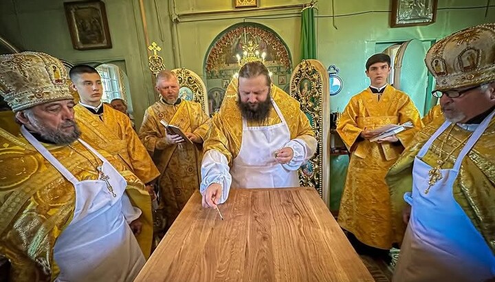 Архієпископ Пімен освячує престол у храмі УПЦ в селі Дружба. Фото: Інстаграм владики