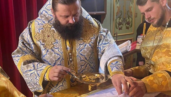 Archbishop Pimen consecrates antimensia for churches of Rivne Eparchy