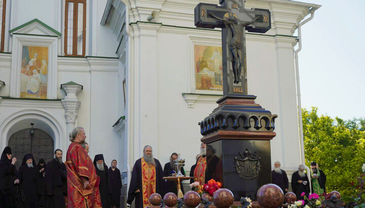 Молитва на могилі Блаженнішого Митрополита Володимира (Сабодана). 5 липня 2025 р. Фото: lavra.ua