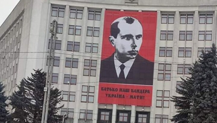Портрет Бандери на будівлі Тернопільської ОВА. Фото: Кореспондент