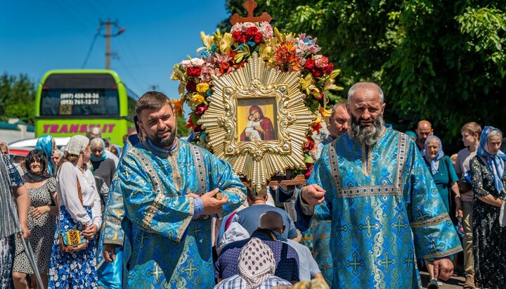 Procession with Vladimir Icon of Mother of God takes place in Cherkasy region