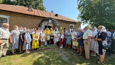 UOC faithful of Hilcha pray in parishioner's house after losing church