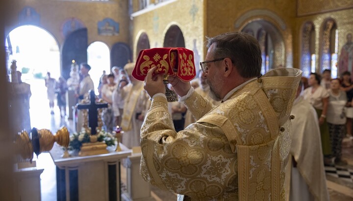 Шевчук заносить мощі князя Володимира в уніатський собор в Римі. Фото: пресслужба УГКЦ
