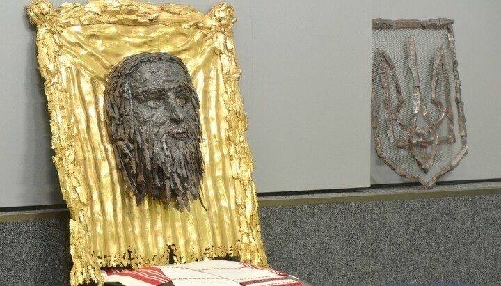 «Ікона» Спасителя з уламків снарядів. Фото: Укрінформ