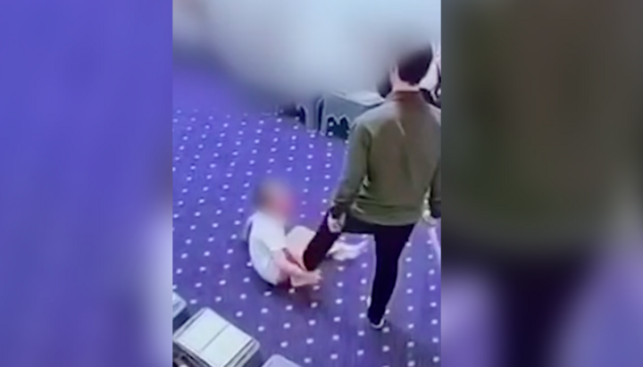 Учитель б'є дитину. Фото: скріншот відео побиття учня в ісламській школі Гудермеса