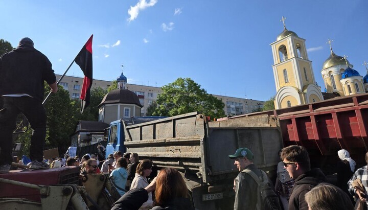 Натовп прийшов блокувати службу в Миколаївському соборі УПЦ Хмельницького. Фото: тг-канал «Попик»