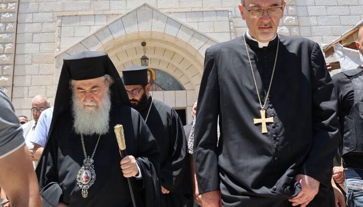 Патріарх Феофіл III і кардинал Піццабалла біля храму Святого Сімейства в Газі. Фото: orthodoxia news agency