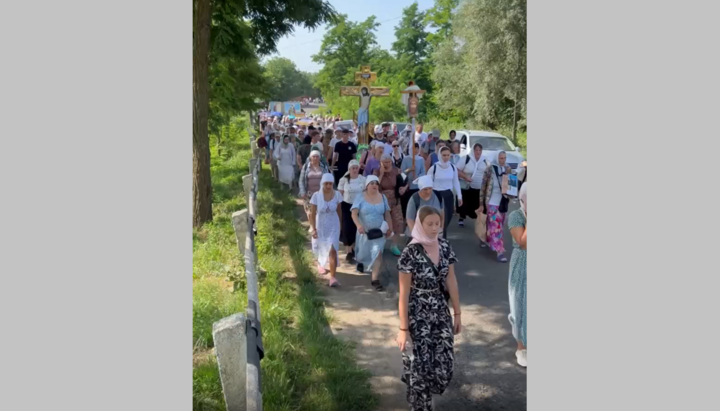 Cross processionists are heading to the St. Vladimir Monastery of the UOC in Kolinkivtsi. Photo: UOJ