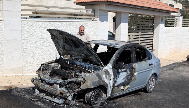 Автомобіль, який був спалений під час нічного нападу на палестинське село Тайбе 28 липня 2025 р. Фото: AFP